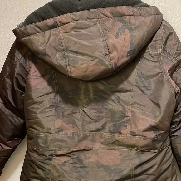 Canada Weathergear woman’s camouflage puffer jacket - Picture 10 of 16